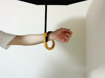 110円のアイテムで日傘をさしていても「両手」が自由に使える！日常使いはもちろん荷物が多い日に大助かり