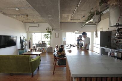 【マンションリノベ事例】メリハリある予算配分で、コの字型キッチンが主役のこだわりLDKを実現