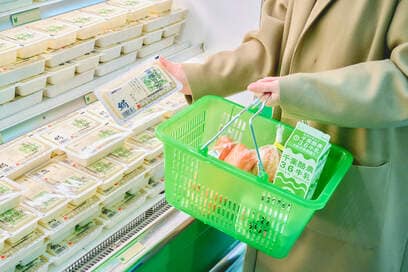 食品の値段を自分でつける「スーパーマーケット」を体験