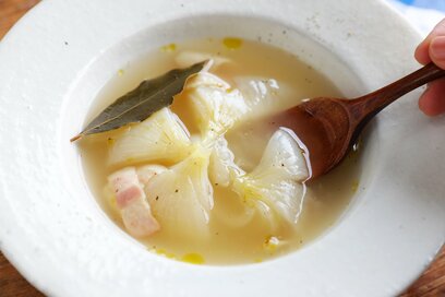 炊飯器に入れるだけ。まるごと新タマネギのコンソメスープ