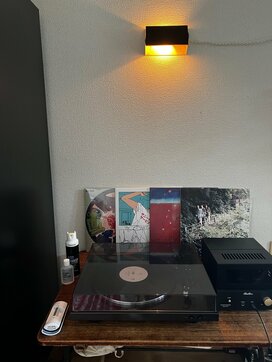 捨てられないレコードやCDが山積み…。他人に見せられない自分だけの空間