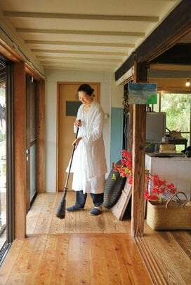 50代、心地よく暮らす7のコツ。買い物は最小限、調味料は一升ビンで