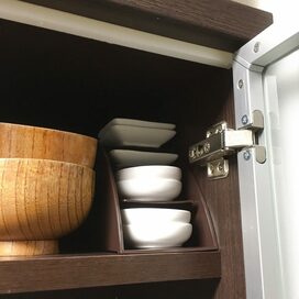 リモコンスタンドが食器棚に！意外な100円グッズがお悩みものの収納にハマる！