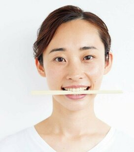 「肌アイロン」と「割り箸トレーニング」が頼みの綱。シワやたるみ、ほうれい線ケア