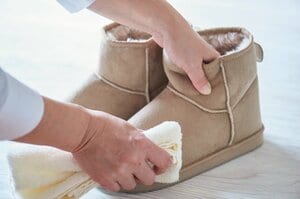 乾いたタオルでホコリをはらっておく