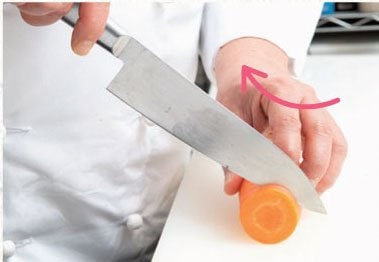 包丁の中央手前まで素材を切ったら、切り進んだラインをなぞるようにして戻す。