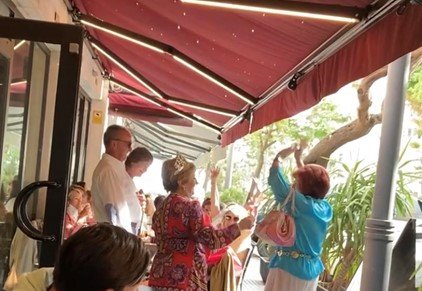 誕生日を祝う様子