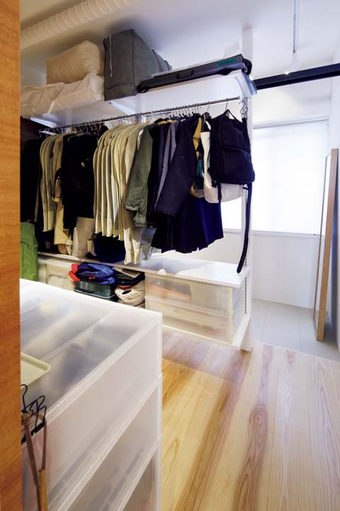 扉を付けずに北側の既存窓の近くに寄せたウォークインクロゼット