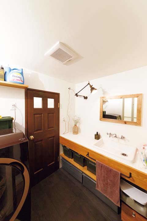 床を黒系タイルで統一したサニタリー