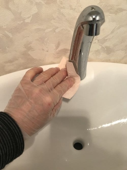 トイレの蛇口付近を掃除