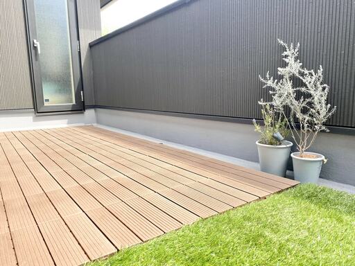 ウッドパネルと人工芝を敷いたベランダ