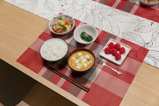 料理セットやや暗い