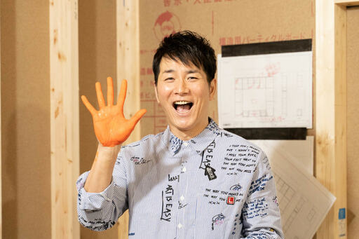 赤い右手の男性