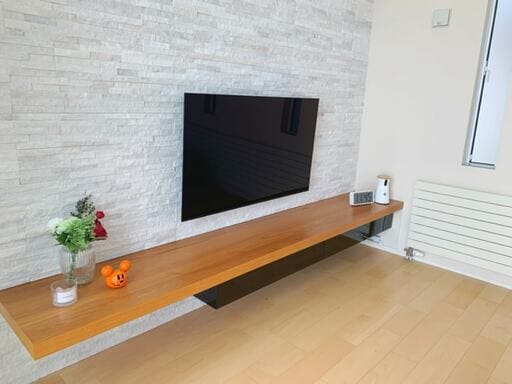 テレビボードをつくりつけたリビングの壁