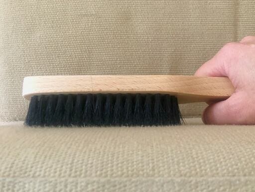 生地の目につまったゴミやホコリをブラシでかき出す