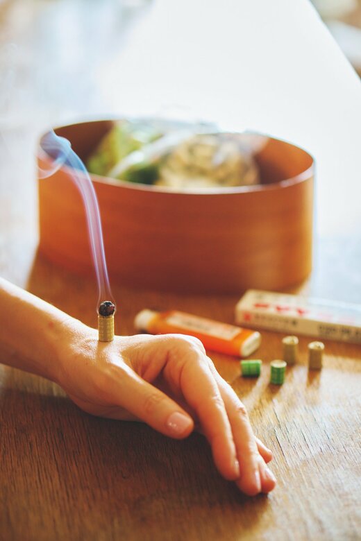 手にお灸をしている様子