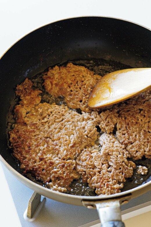 豚ひきとチンゲン菜の塩レモン炒めの調理過程