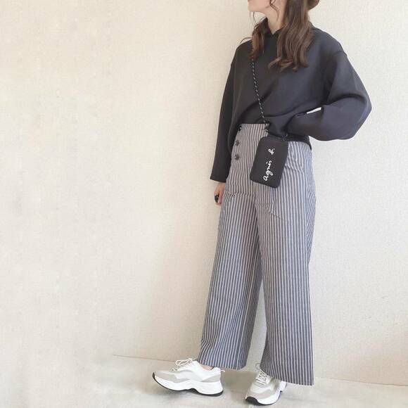 パーカとスニーカーに合わせたコーデ