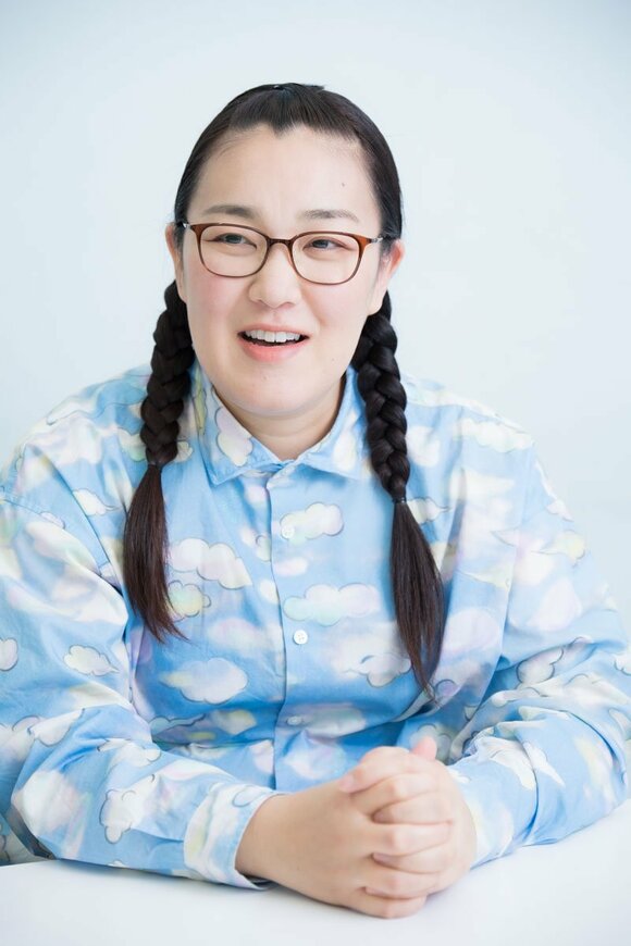 手を組んでお話をする女性