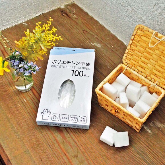 普段みがききれない便器の裏は、セリアのポリエチレン手袋とメラミンスポンジがお役立ち