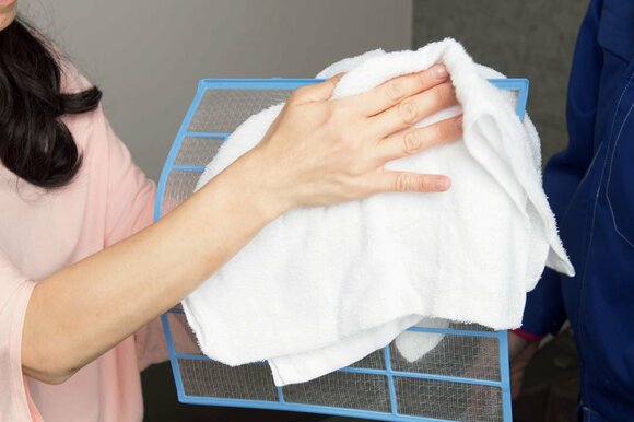 乾いたタオルで拭く