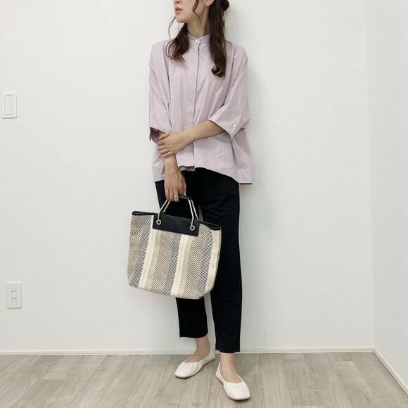 ブラックのテーパードパンツに合わせたコーデ