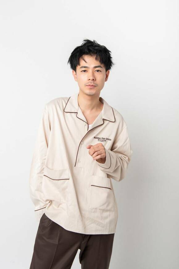 立っている男性