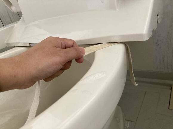 トイレのフタのつけ根