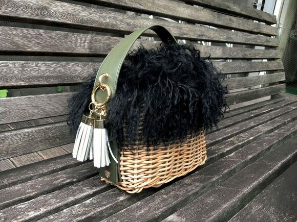 ファーつきカゴバッグがコーデの主役になる