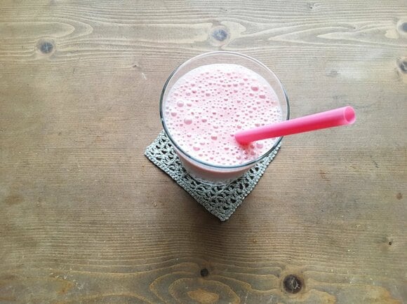 淡いピンク色がきれいなミックスジュース