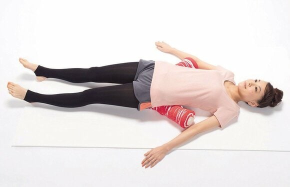 枕を当てて寝て正しい位置に戻しましょう【ぽっこり胃】