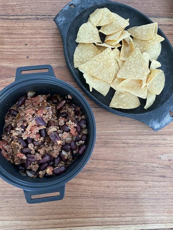 チリコンカンとチップス