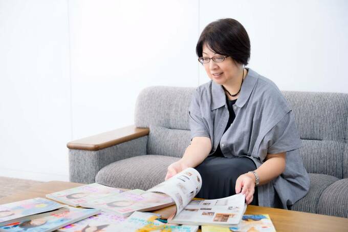 雑誌を見る佐々木智子さん