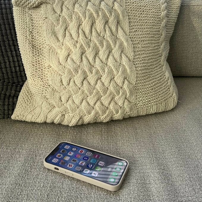 クッションとスマホ