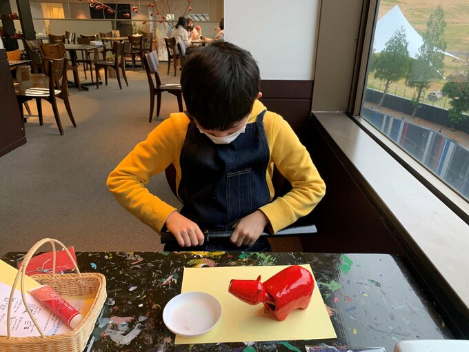 赤べこをつくる子ども