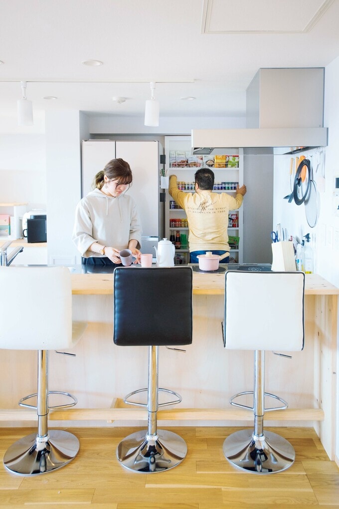 スライドできるオープンなスパイスラックを造作