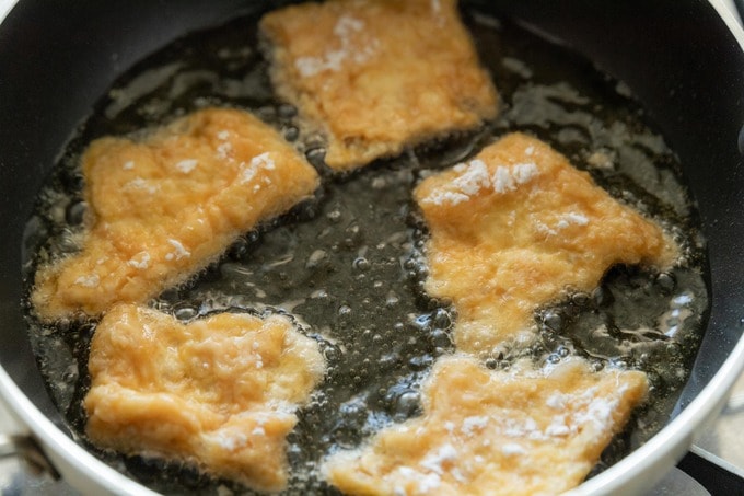 油揚げを揚げる