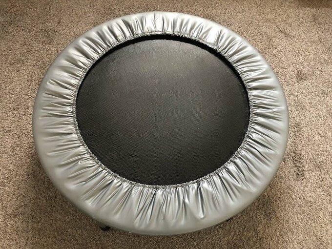 天気が悪い日に使っているミニトランポリン