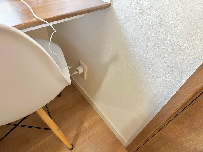 カウンター上とカウンター下の床付近にコンセントを設置