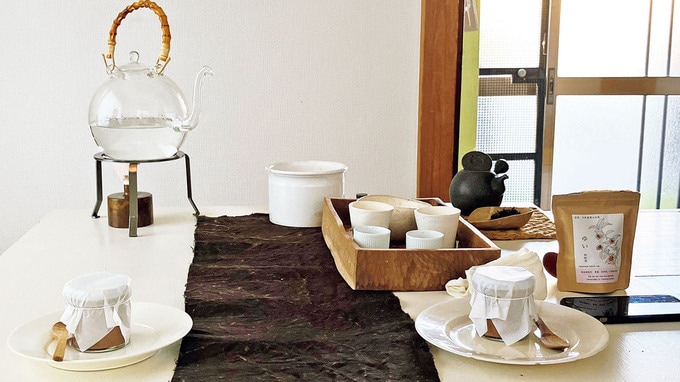 テーブルにお茶のセット