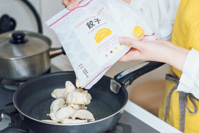 ギョーザをフライパンに入れる様子