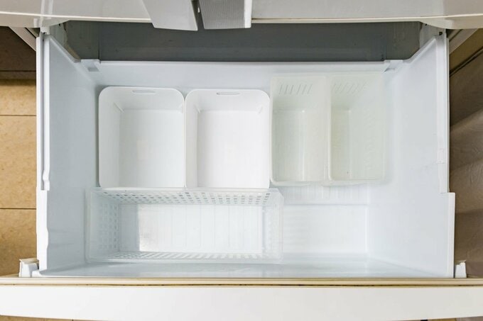 深さのある下段はカゴで区切って使いやすく