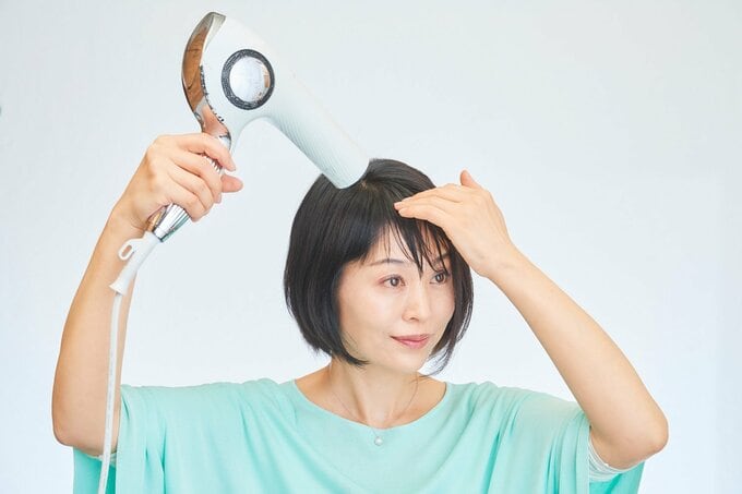 髪を乾かす女性