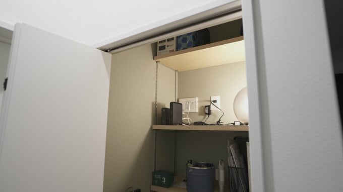 収納の中のコンセント