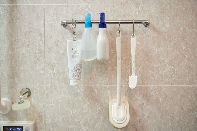 洗剤や掃除道具をつり下げ収納