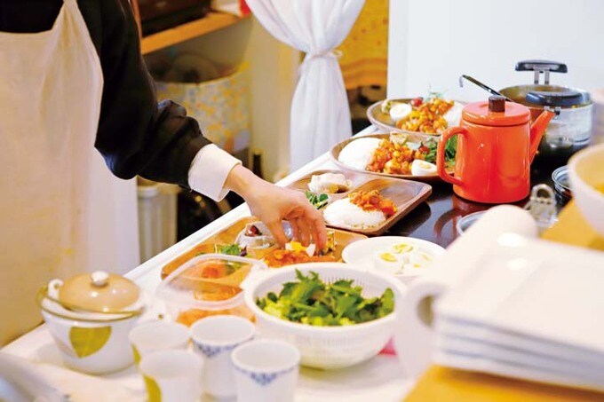 IH調理器の手前スペースで料理を盛り付け