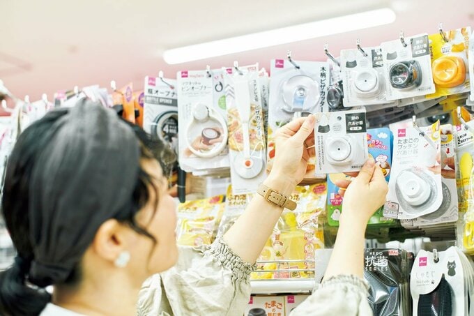 商品棚から商品をとる様子