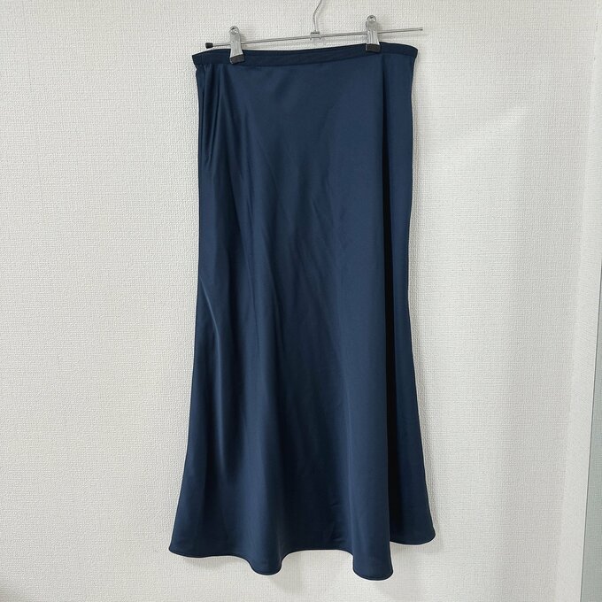 ネイビーのサテンスカート