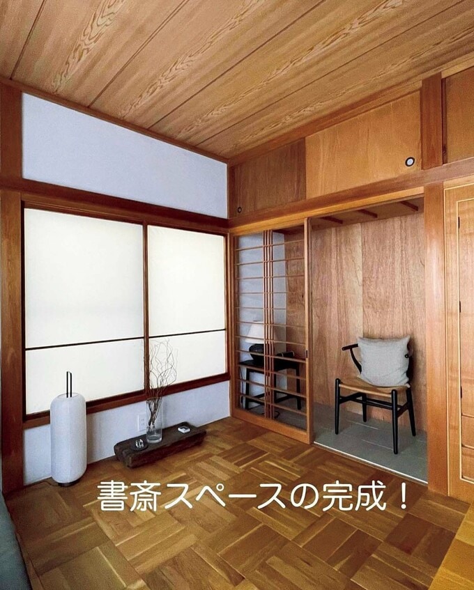 床にはタイル、壁にはベニヤ板