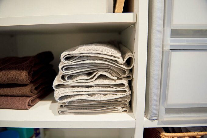 棚に収納されたタオル